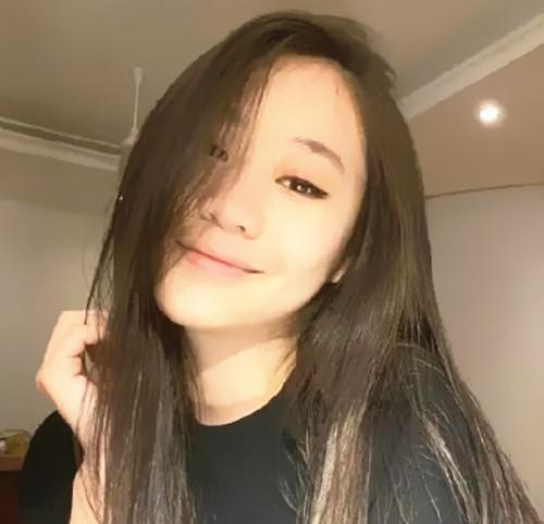 足球宝贝雨中秀身材,颜值气质双在线,被错认成李连杰大女儿 - 知乎