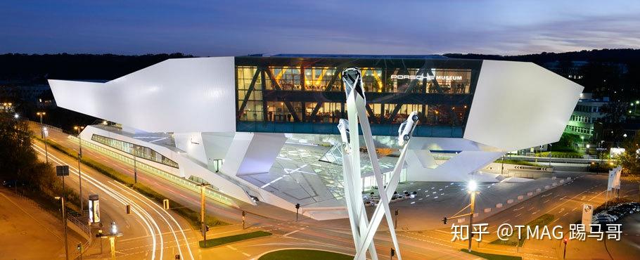 当你在德国斯图加特的保时捷总部旁,看到一栋仿佛悬浮与一块巨石的