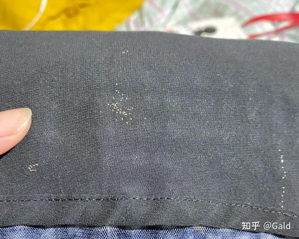 宿舍床上多了一些黄色颗粒的点点想虫卵一样感觉又不是硬硬的得扣才能