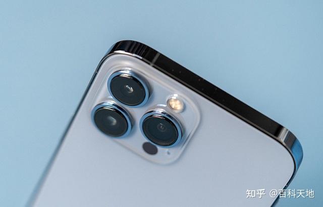 iphone13pro依旧是采用后置三摄的设计,后置1200万像素长焦镜头(f/2.