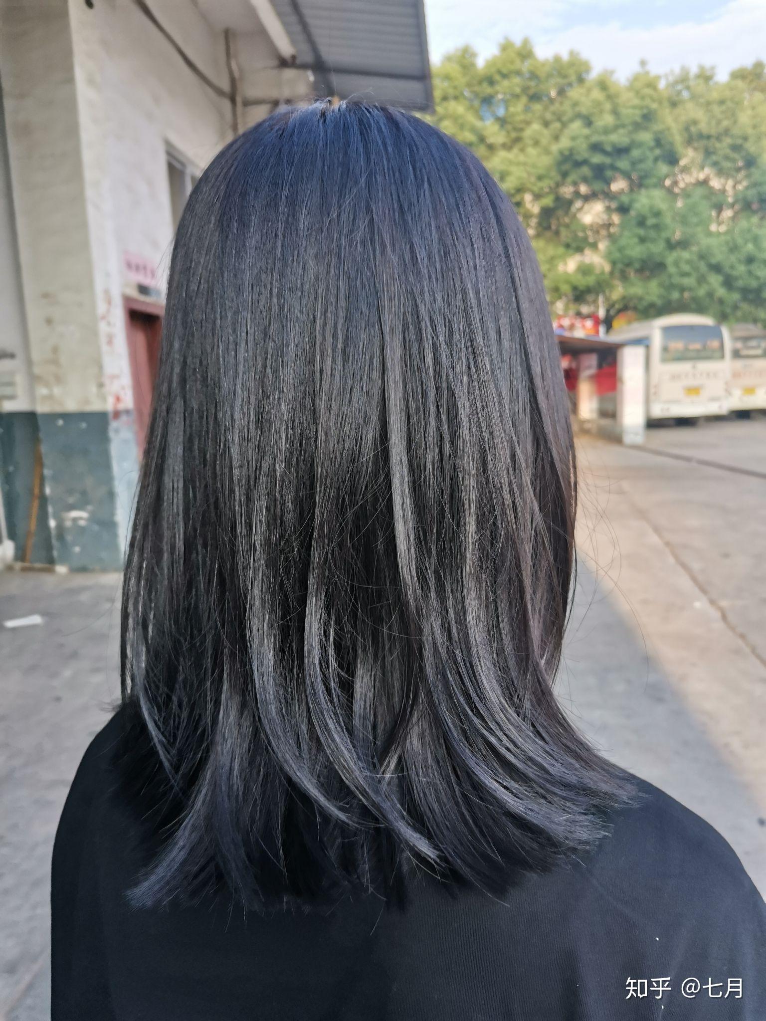 黑茶色阳光下是什么颜色的呀