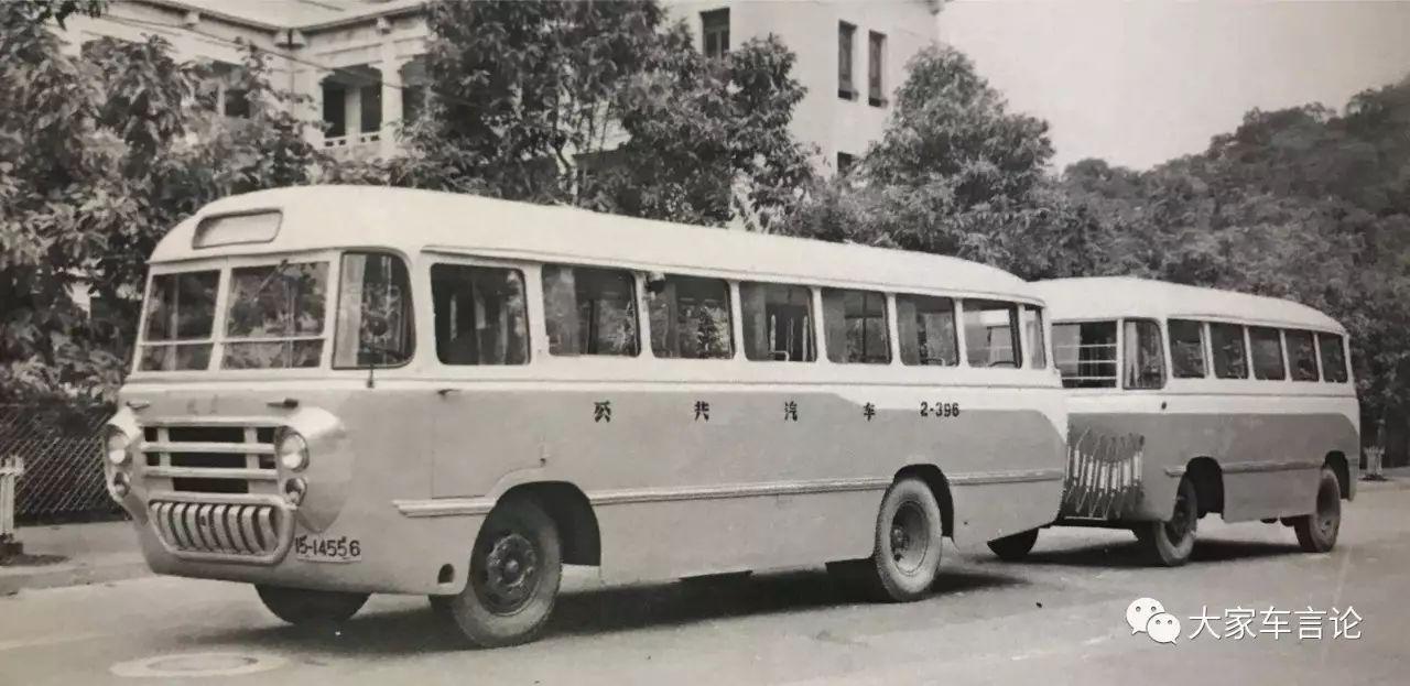 50年代末流行的"通道"式铰接公交车,这几张图片很珍贵,因为这些车都是