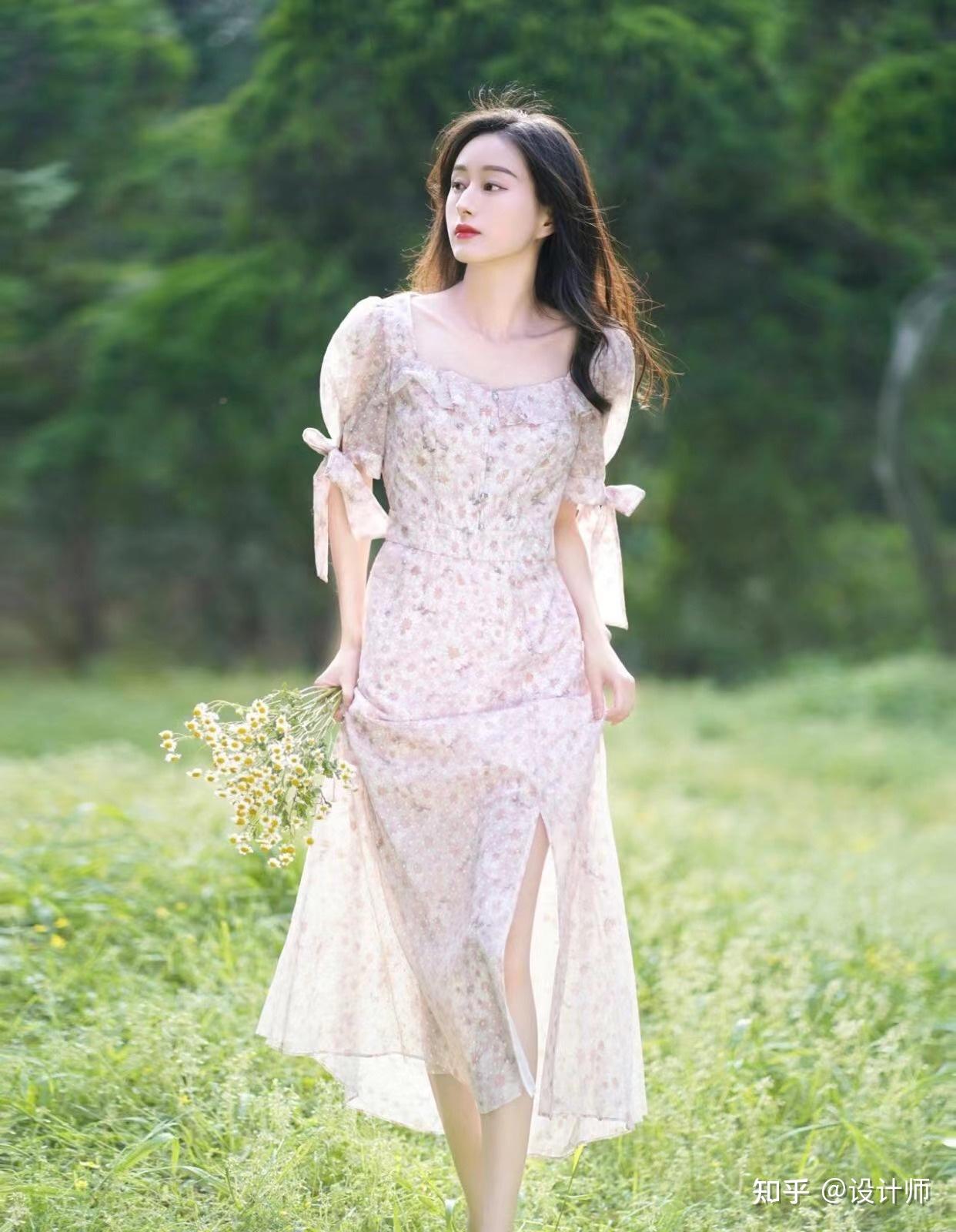 裙子也是女生拍照的一大利器,无处安放双手时,做个手提裙摆的姿势