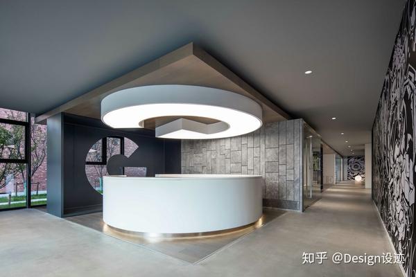 圆形的前台设计与吊顶相照应,产生一种视觉的融合感,圆型的灯光很好地