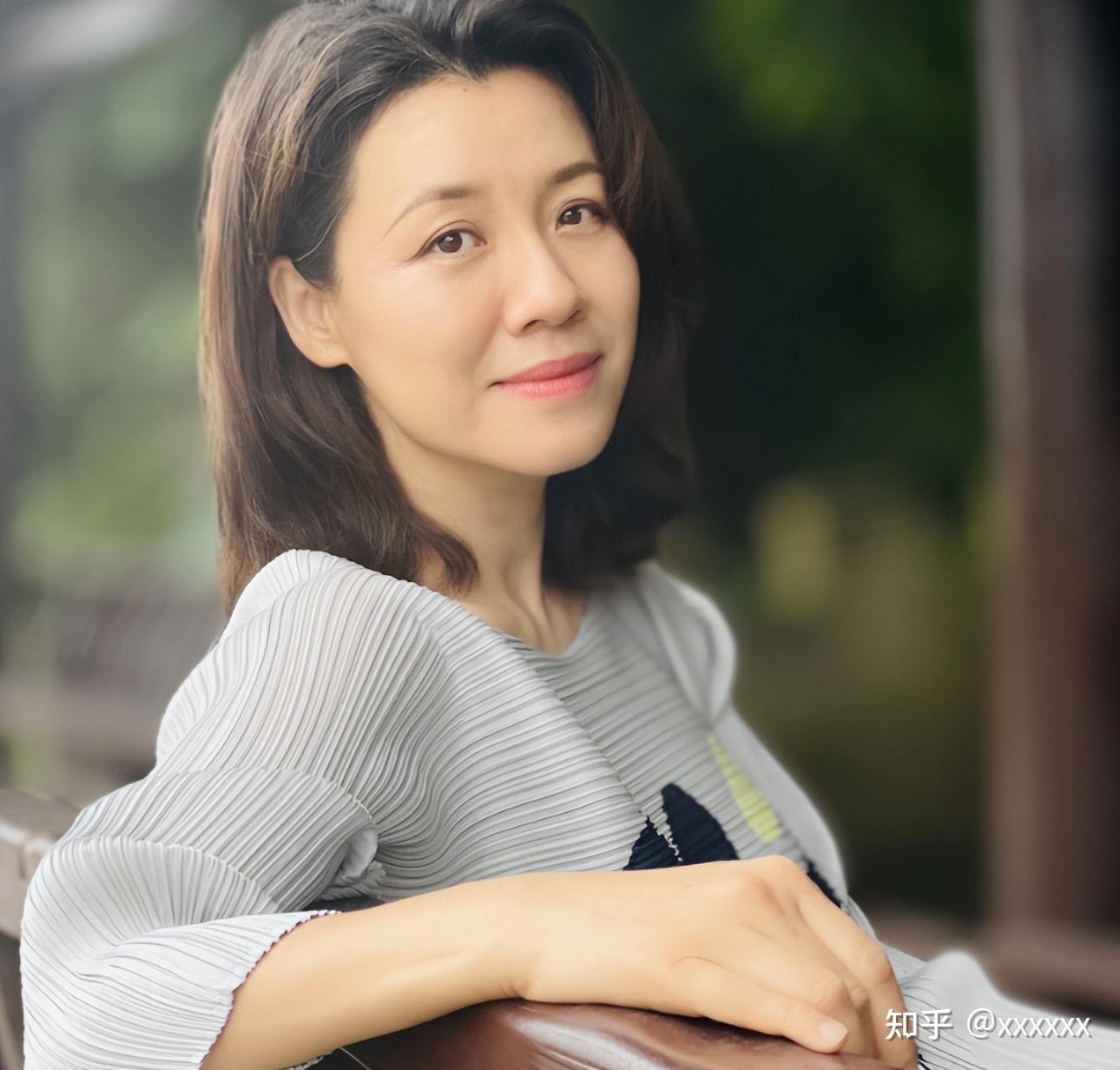 她是著名演员与大导演交往多年对方不结婚后嫁圈外丈夫获幸福