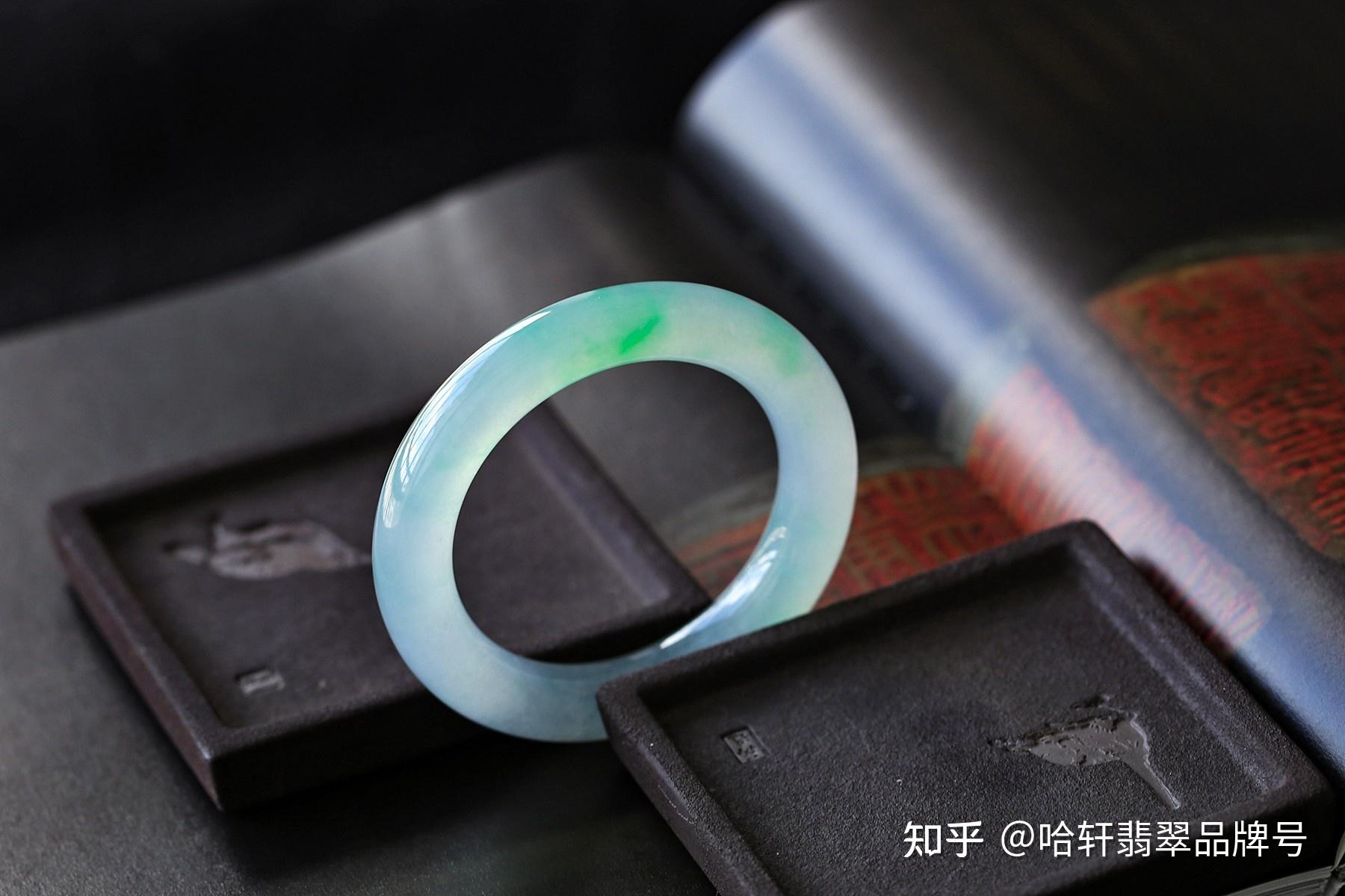 新手买翡翠手镯，应该选正圈？还是贵妃镯？亦或是圆镯？ - 知乎