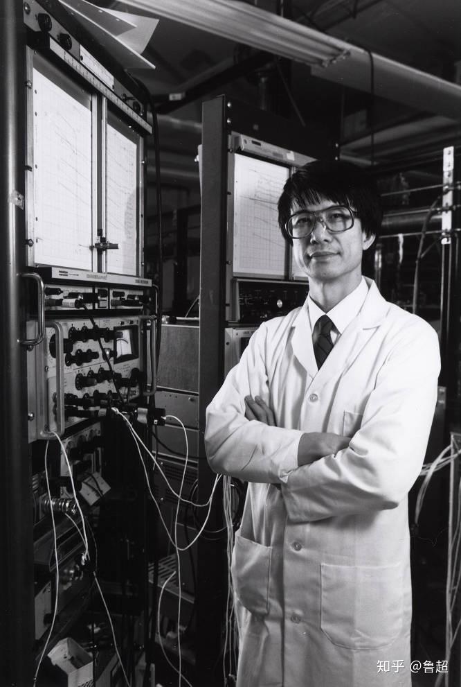 【钇钡铜氧材料的发明者:朱经武.