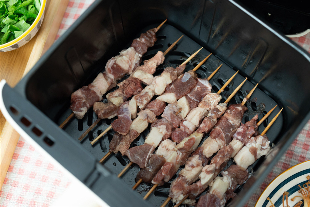 食材準備:羊肉串 溫度:200℃ 時間:13分鐘七彩叮噹這款空氣炸鍋有著4.