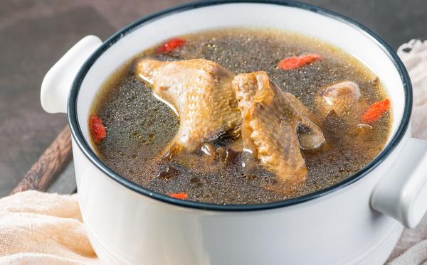 鸽子汤不宜久炖,以免营养流失。(鸽子汤不宜久吃吗)