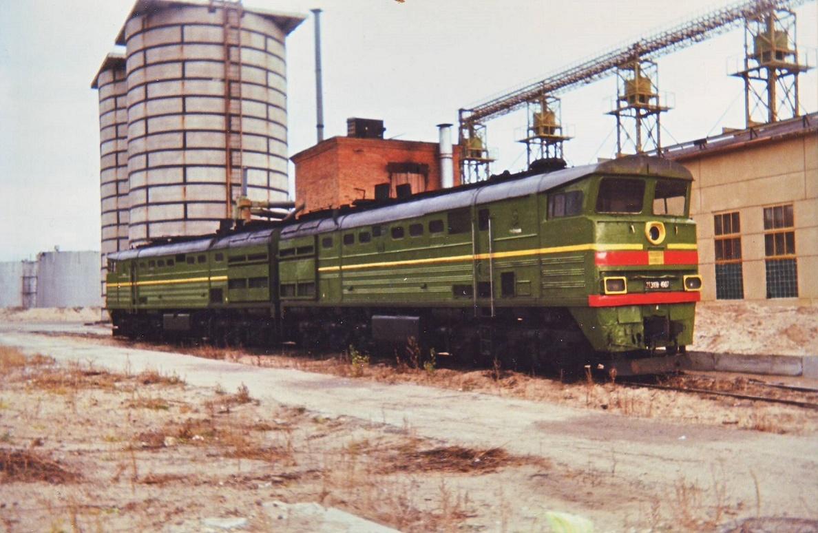 被火车迷们抢救性拍摄的扎戈尔斯克管道厂两组半2te10v型内燃机车!