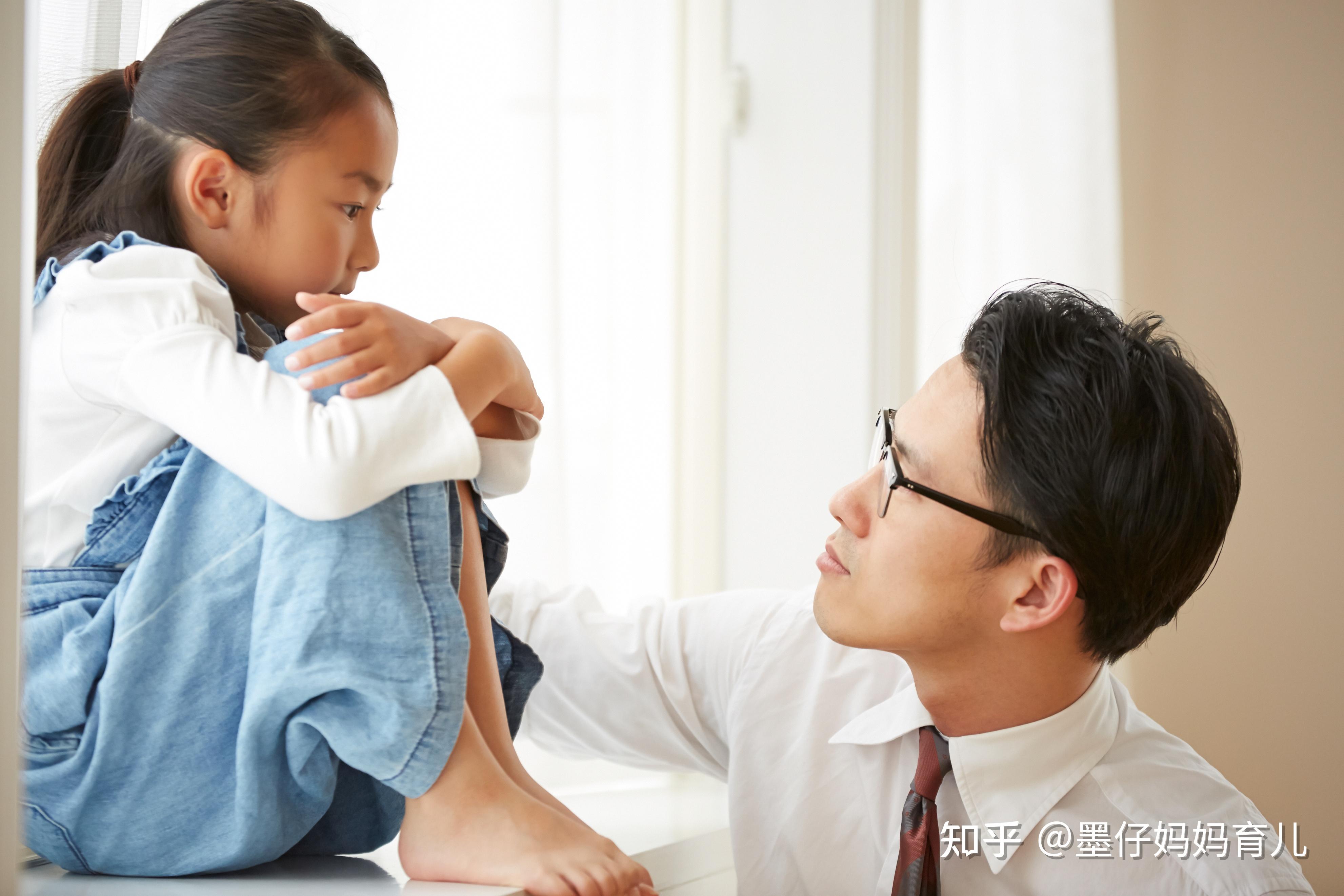 孩子总让父母帮忙,就难以独立自主?这是个误区,独立不等于独自