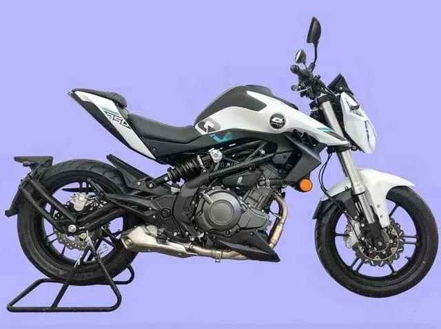 这节奏拿捏的死死的,从照片看,新车发动机,排气,车架,后摇臂和贝纳利