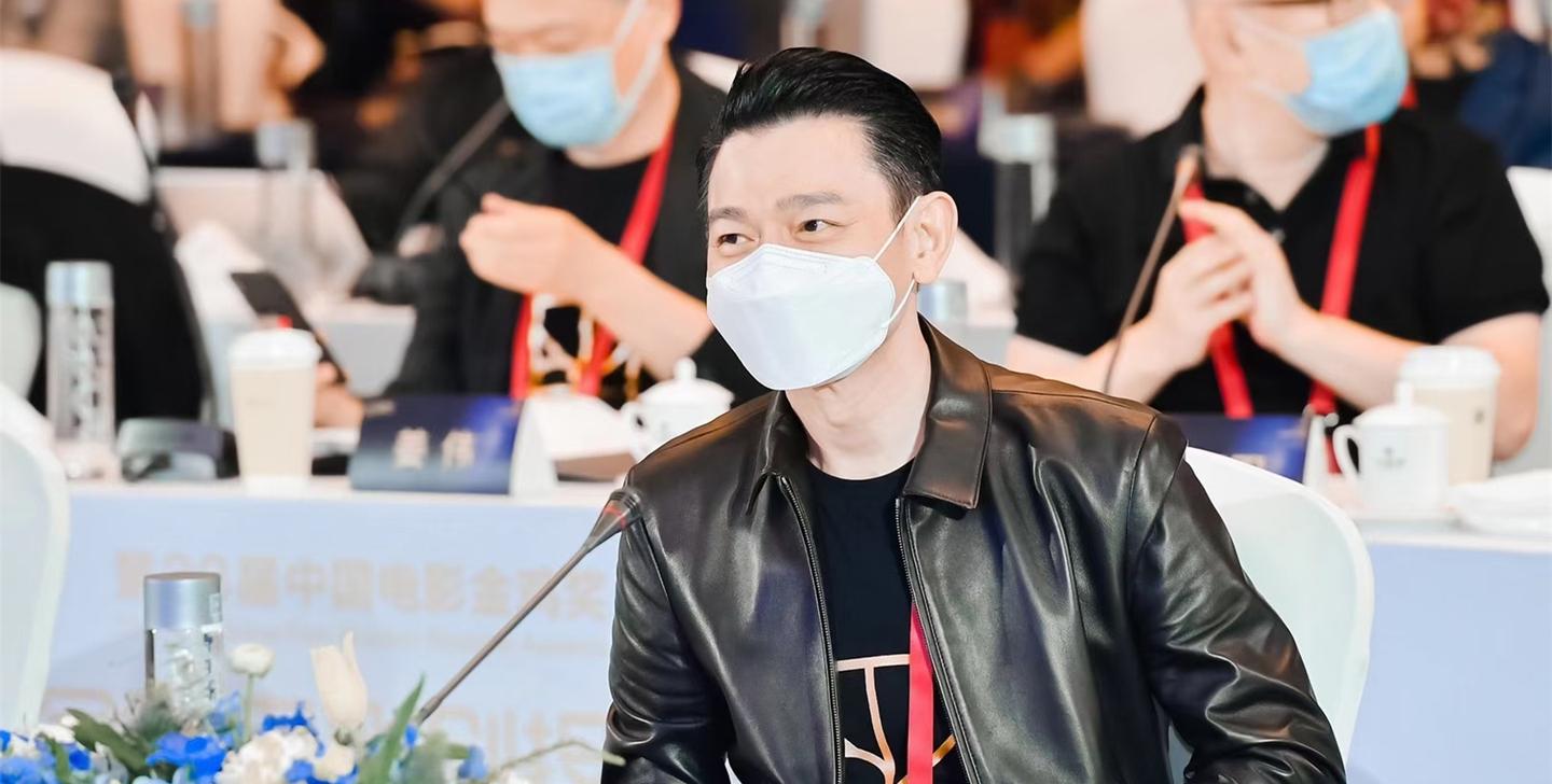 刘德华真抗老黑皮衣梳大背头颇有当年风范59岁了还是那么有型