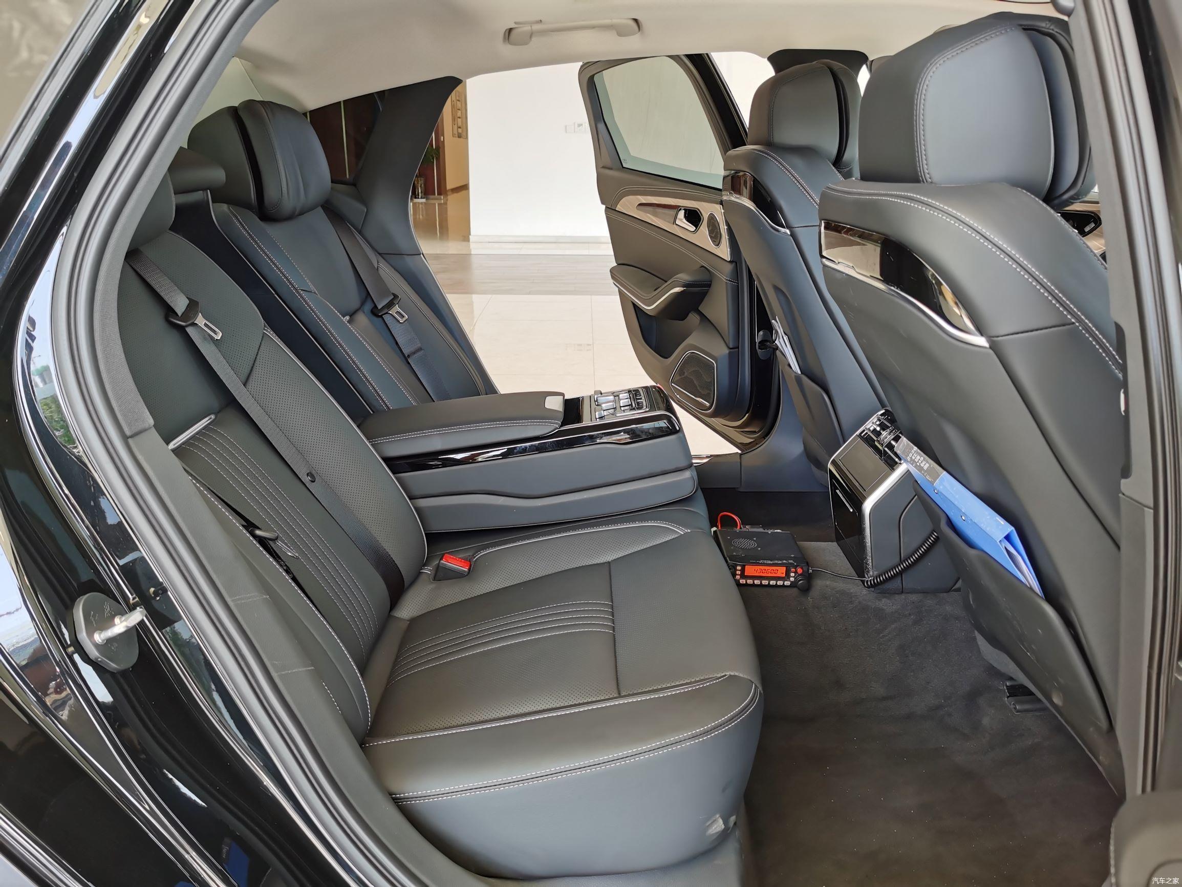 五星红旗迎风飘扬体验红旗h9