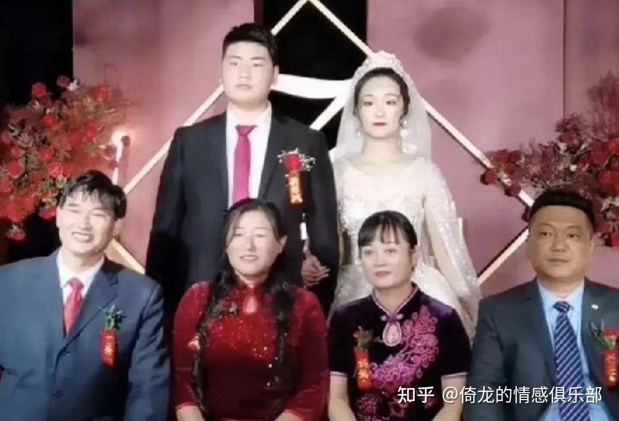 大衣哥亲家公亲家母露面打扮精致时髦长相年轻两家人对比明显