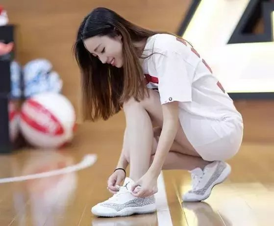 女生穿aj搭配什么衣服好看