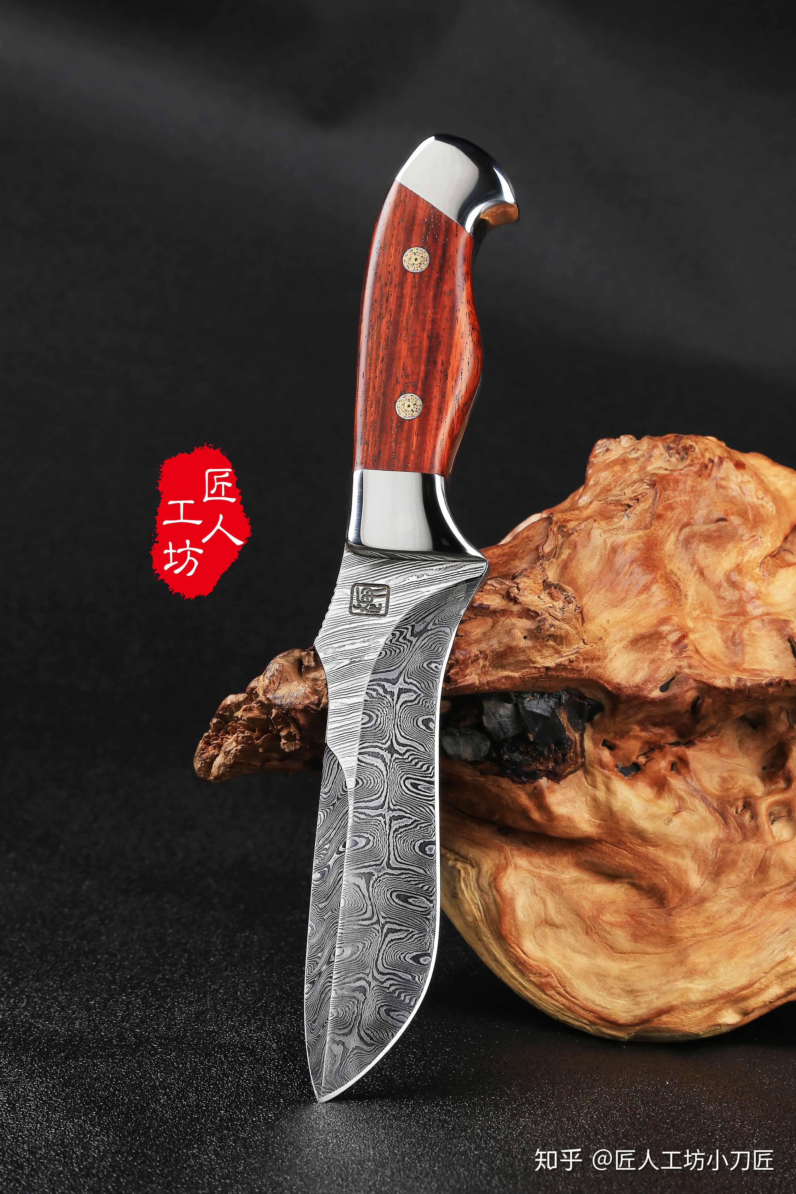 『廓尔喀弯刀』的刀片成"s"形状,也就是有名的反曲刀片.