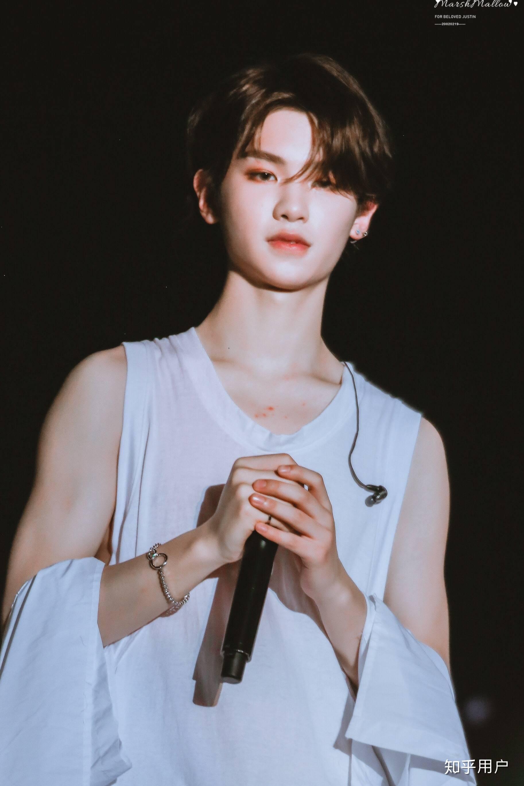 有哪有好看的justin黄明昊壁纸?