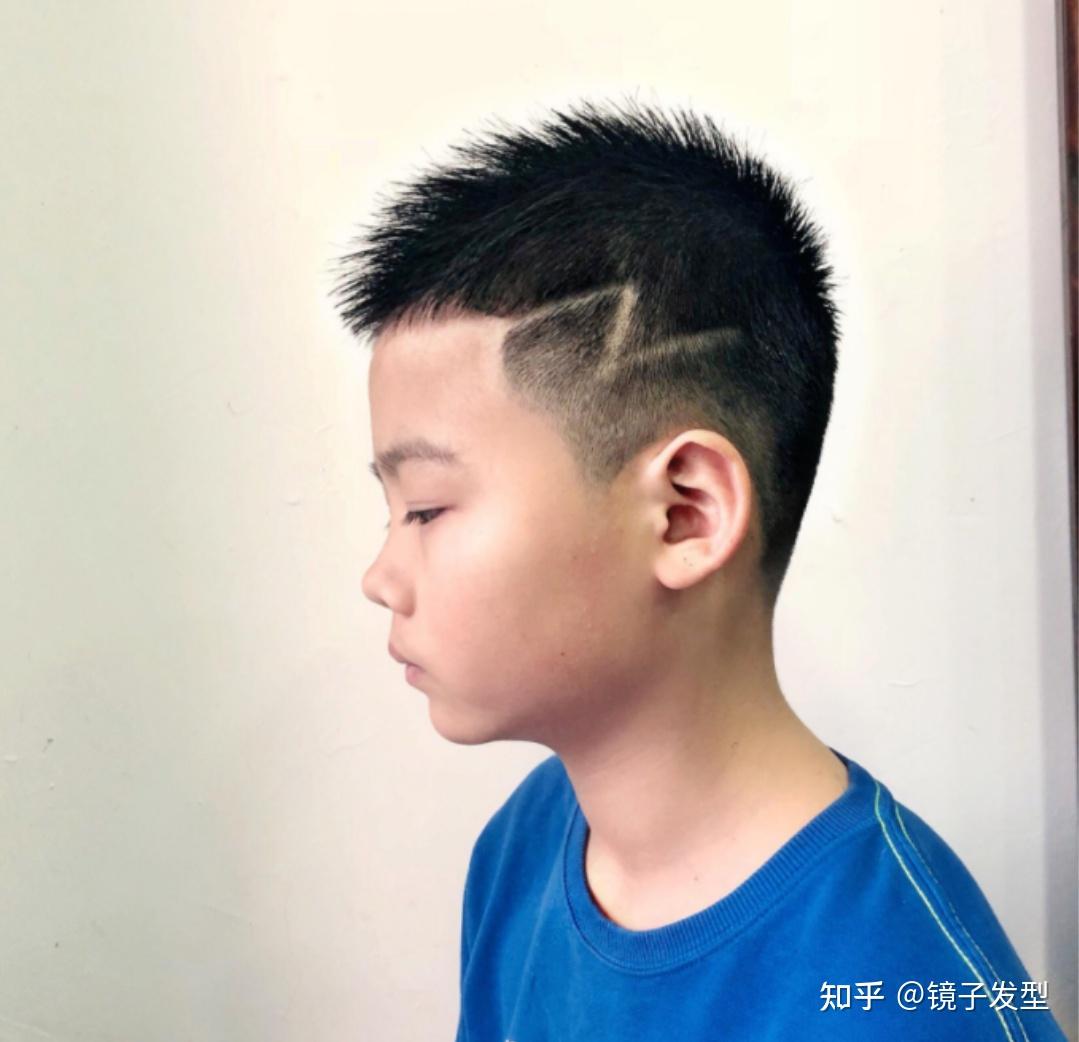 所谓的小男孩雕刻发型 ,就是把周边的头发推短,然后在上面用一种特殊