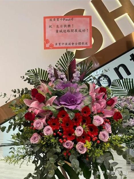 黄贯中画展举办朱茵母女成焦点赌王千金何超仪拄拐捧场显真情