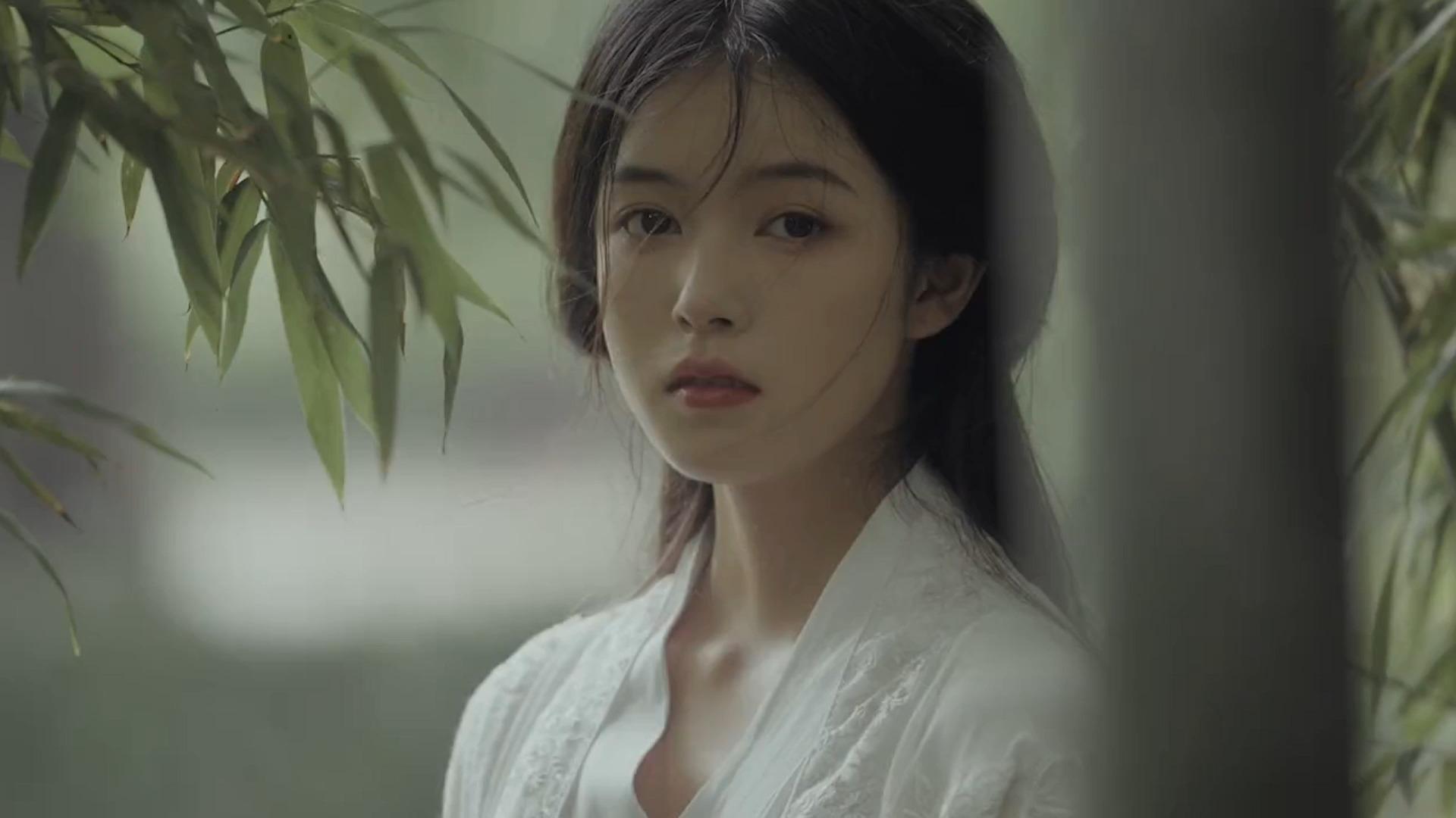 作者:"女子低头不见脚尖,便已是人间绝色是啥意思?