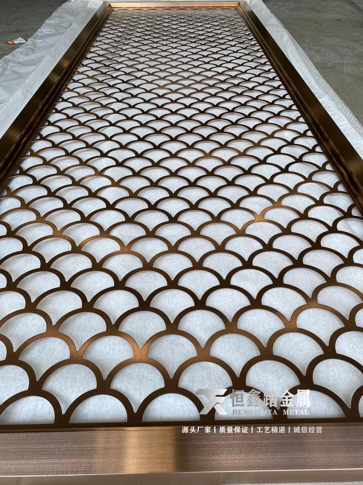 不锈钢鱼鳞屏风鱼鳞纹激光镂空隔断拉丝玫瑰金镂空鱼鳞花纹屏风