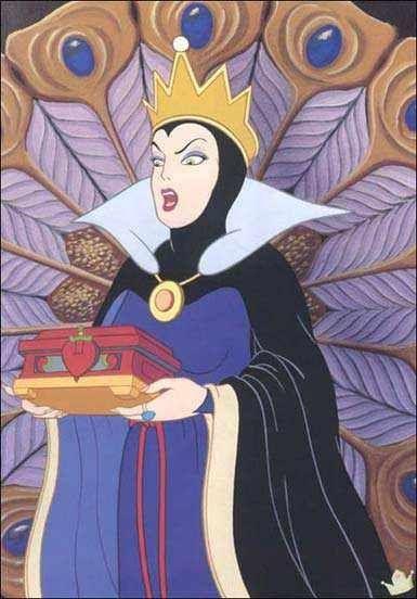 女郎一个人走在雨中,不打伞,打扮奇怪,眼睛半睁着而且失神,似笑非笑