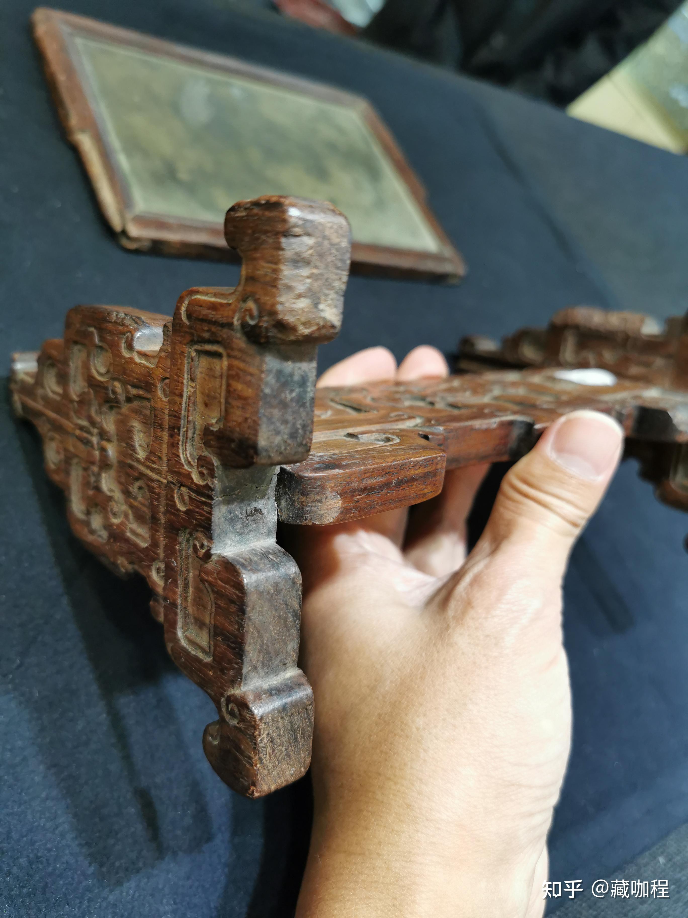 底座一体化设计黄花梨雕兽面纹嵌铜小插屏