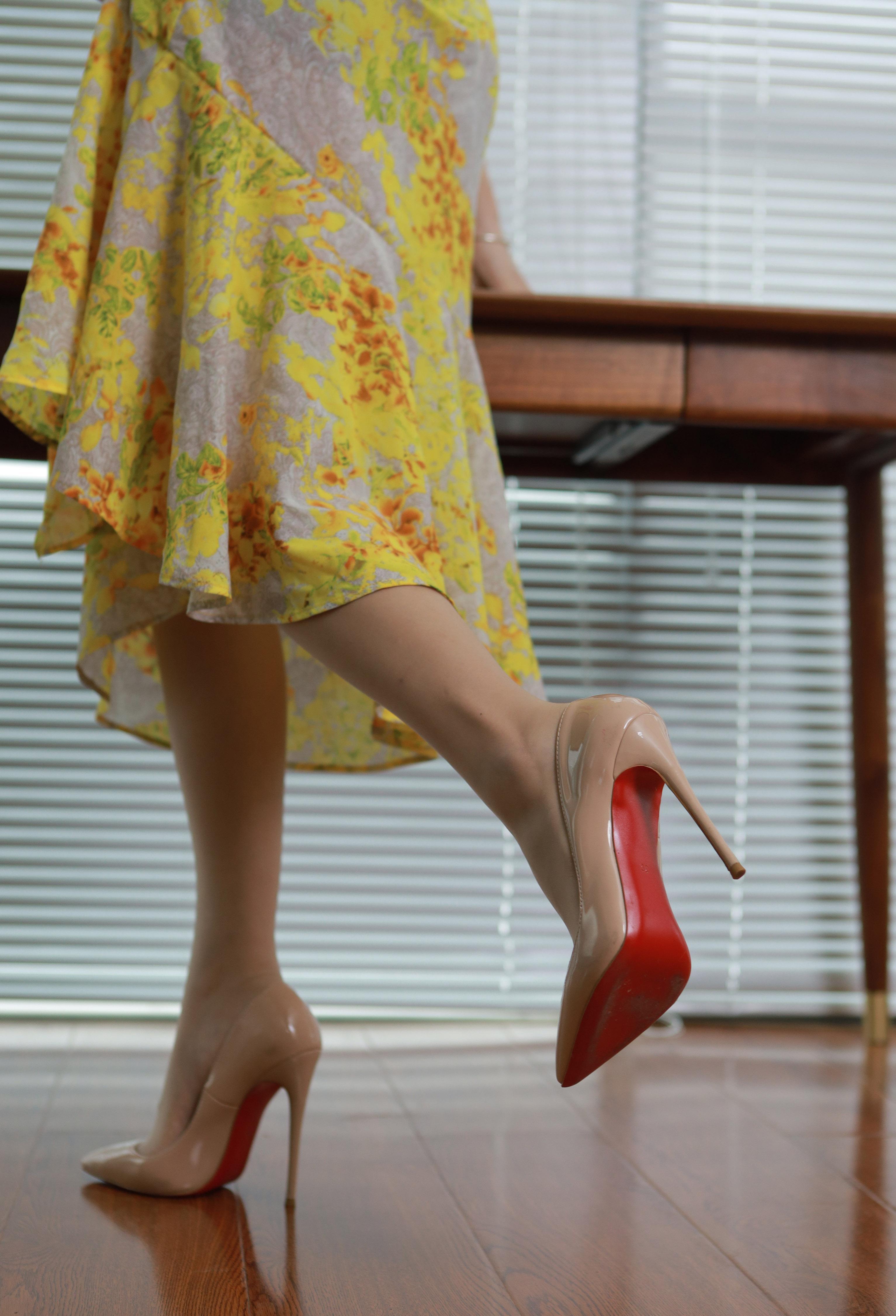 平时喜欢穿高跟鞋的你,是如何优雅地处理开车出行这个问题?