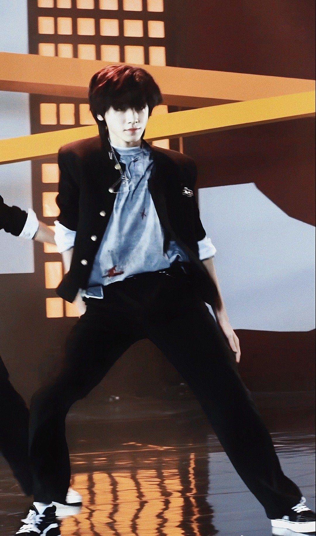 宋亚轩跳英雄时衣服出了什么问题