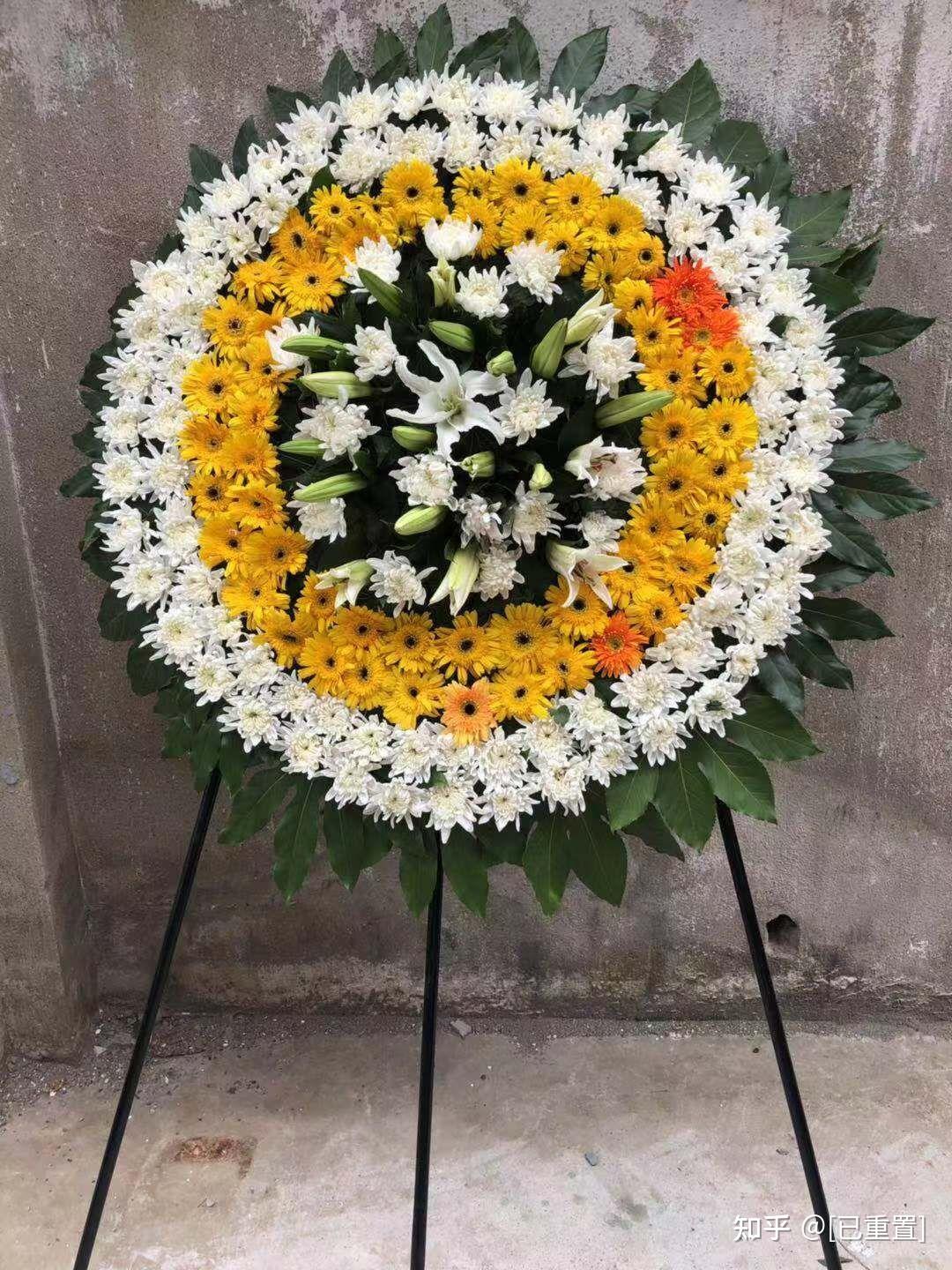 殡仪馆祭奠鲜花花圈该怎么选择殡葬用品花圈花篮该怎么去选择