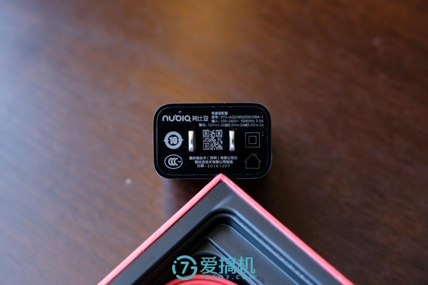 配件方面,除了努比亚标配的贴纸外,一共有卡针,数据线,充电器以及