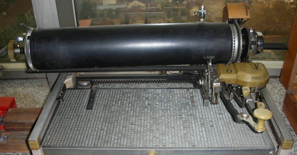 这是电脑普及之前的机械汉字打字机,下面密麻麻的是铅字,黑色的是胶滚