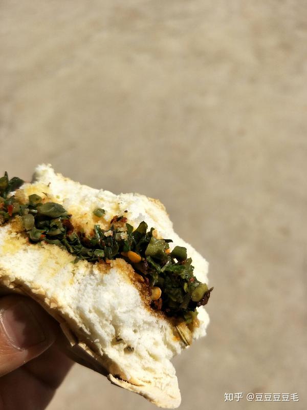 这个是油泼香椿辣子夹馍,好吃到爆爆爆炸