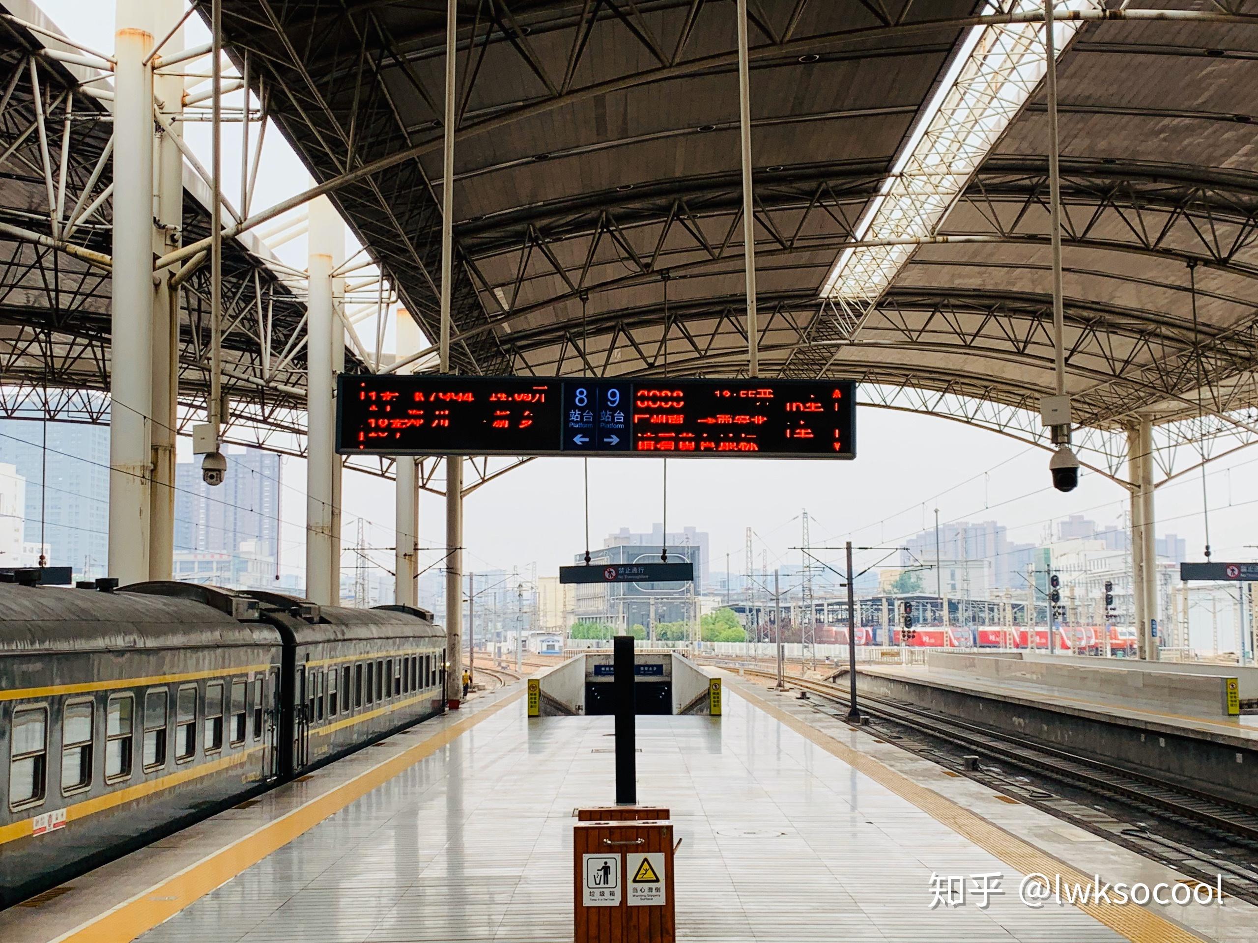 检票在第三,四候车室,列车停靠郑州站9站台12点49分,g571正点到达郑州