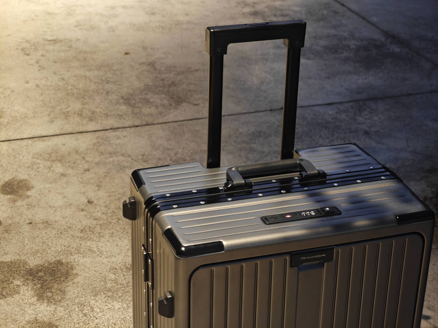 GaKior非时尚6防行李箱测评：200KG承重+4层进口科思创，出行首选