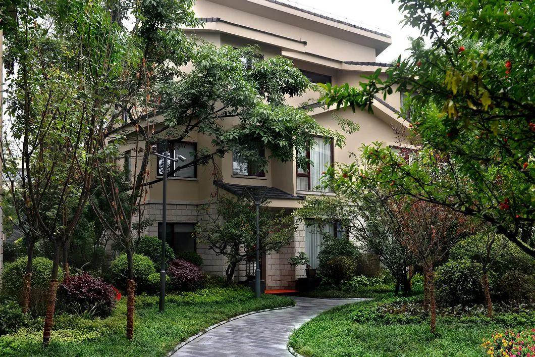 青城山下泡温泉冬日精奢度假体验从豪生开始