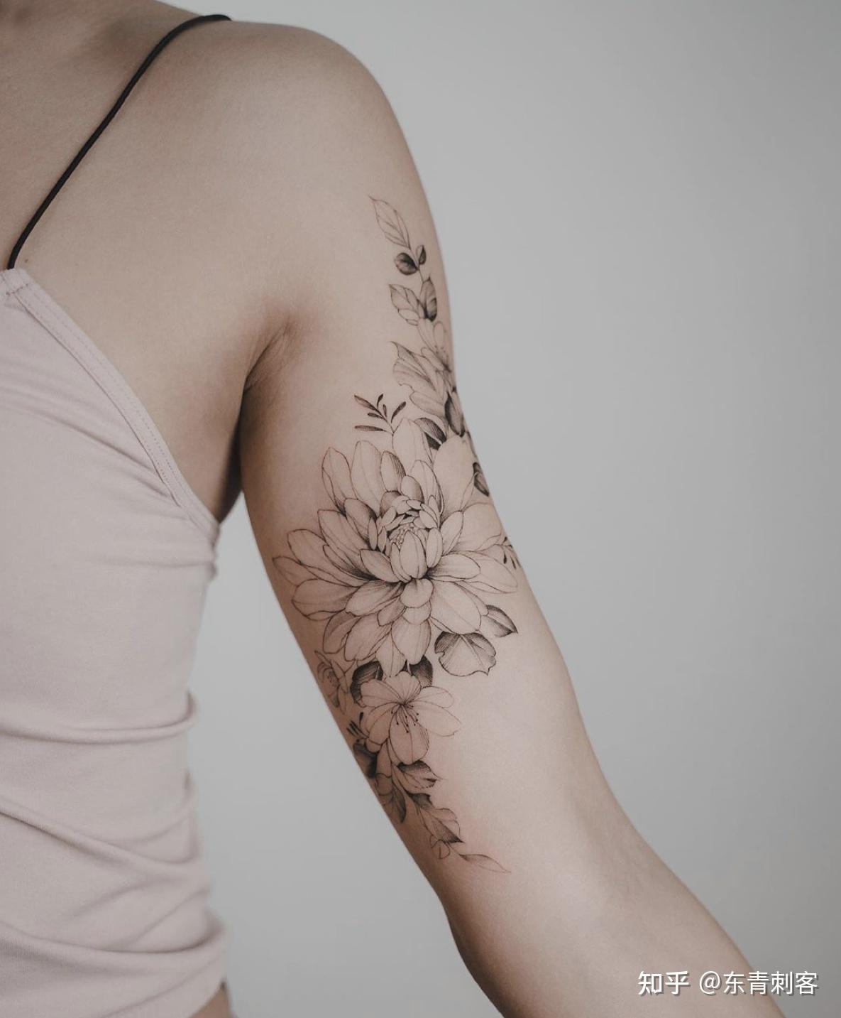 手臂黑色百合花纹身图案