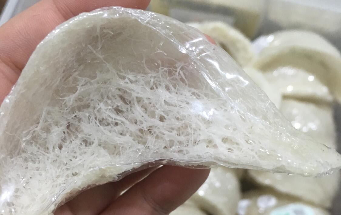 为了增加燕窝的卖相,一些商家用劣质的原材料进行加工,将劣质原料漂白