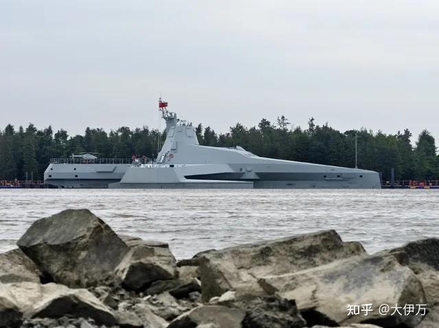 中国新战舰来了?舰长65米,搭载48个垂发!美媒:中国海军“半潜式武库舰”亮相! - 知乎