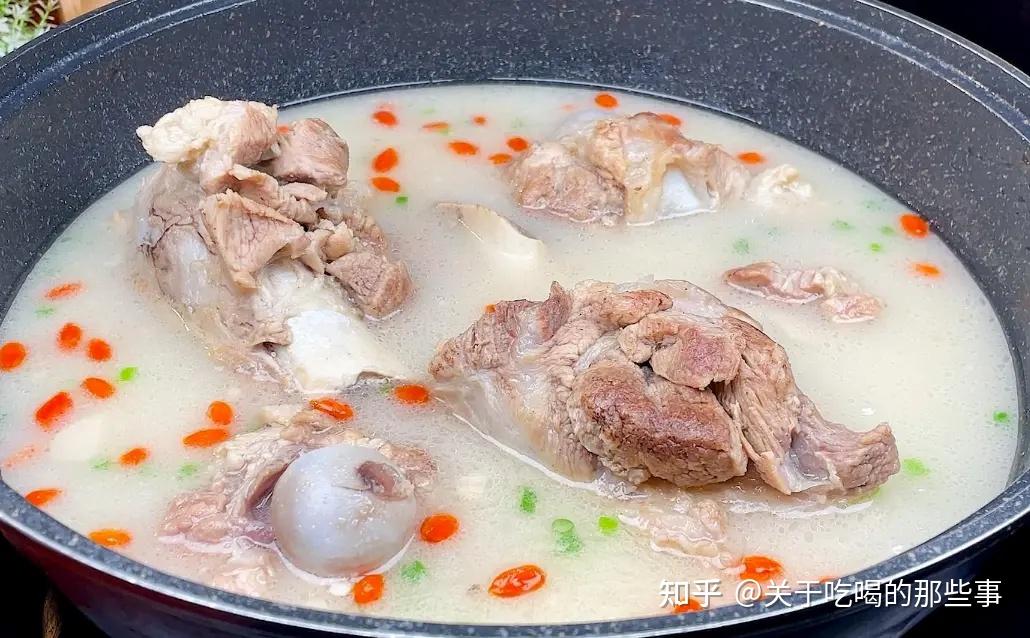 炖骨头汤时，牢记只用2种调料，骨汤浓白鲜香无腥味，3碗不够喝 - 知乎