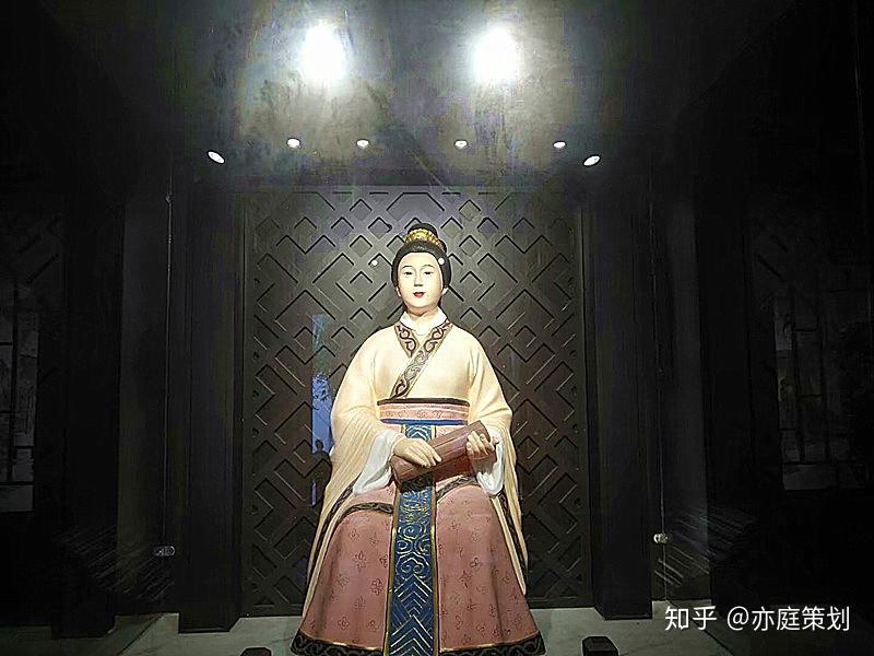 现在恢复的草庐内都有诸葛亮当年迎娶黄月英的马车.