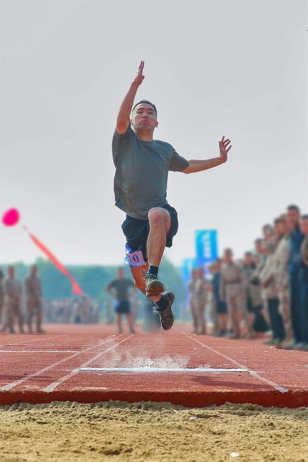 进行立定跳远比赛赛场连着战场拼搏砥砺血性这是一场军事素养与综合