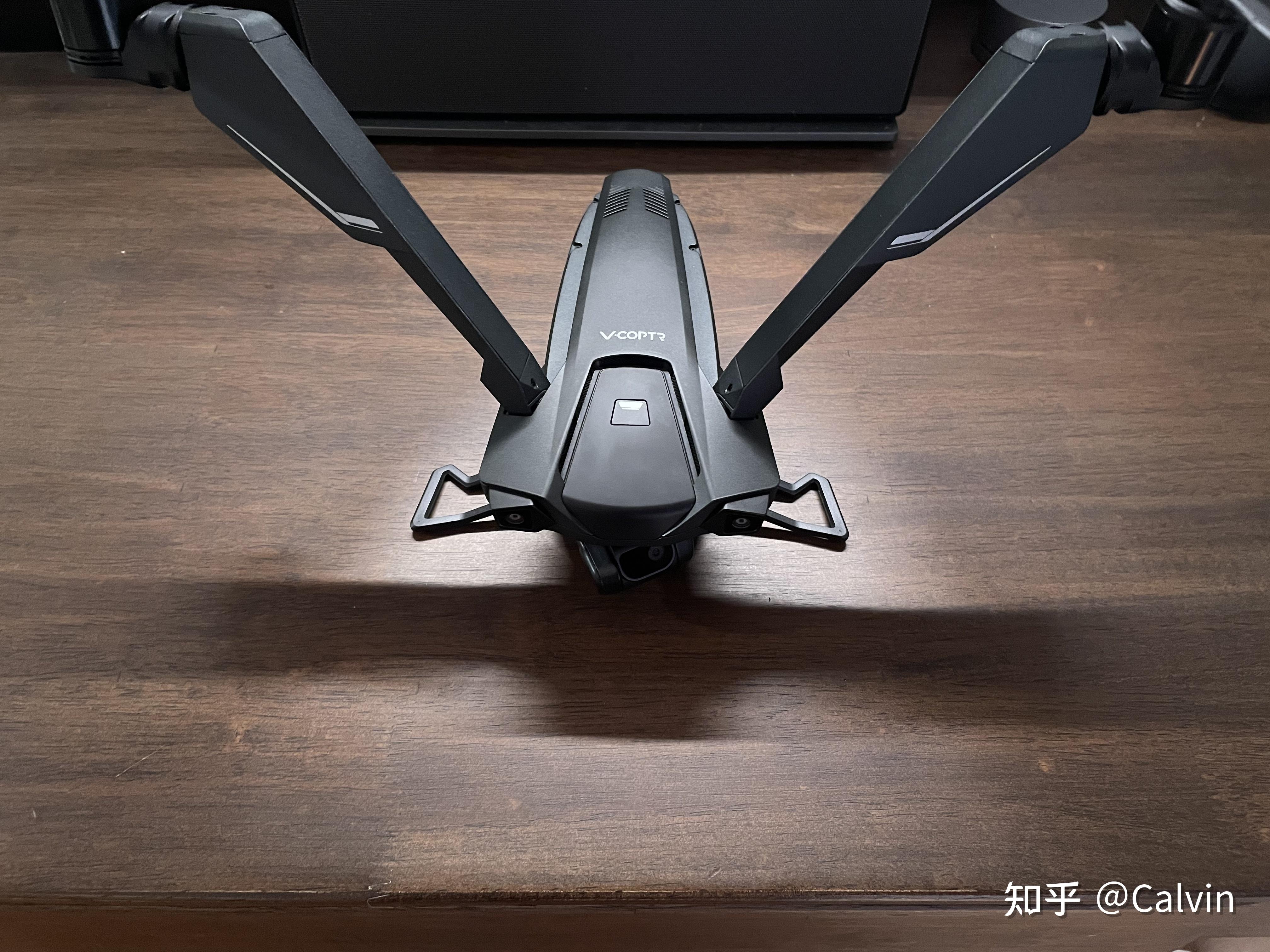 v coptr falcon 无人机在展开双翼时务必按住两侧的机臂按键,否则可能