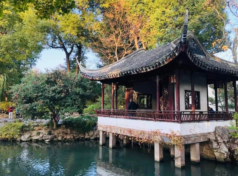 榭是建在高土臺或水面(或臨水)上的建築,供人們在此倚欄賞景.