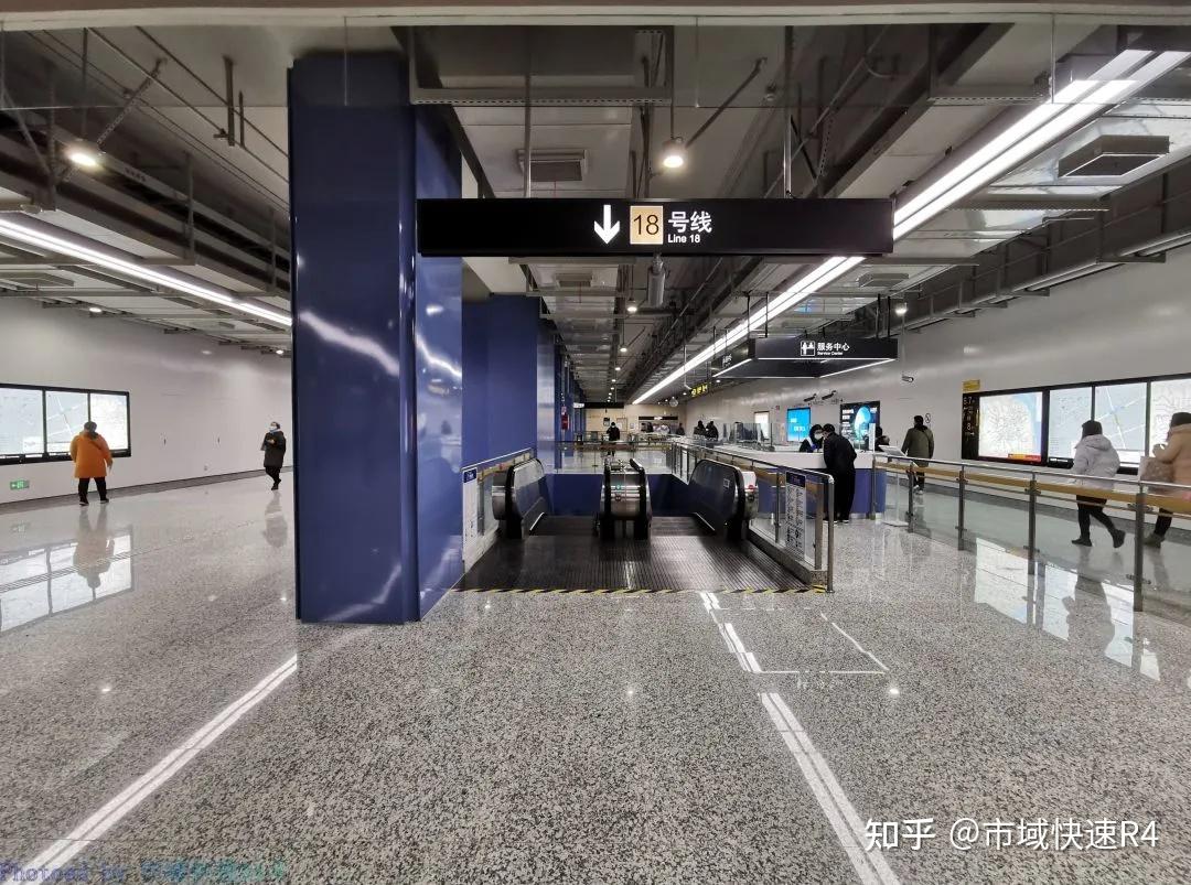 杨高中路站站厅层,18号线将南段原本需要换乘2号线的客流输送到了此站