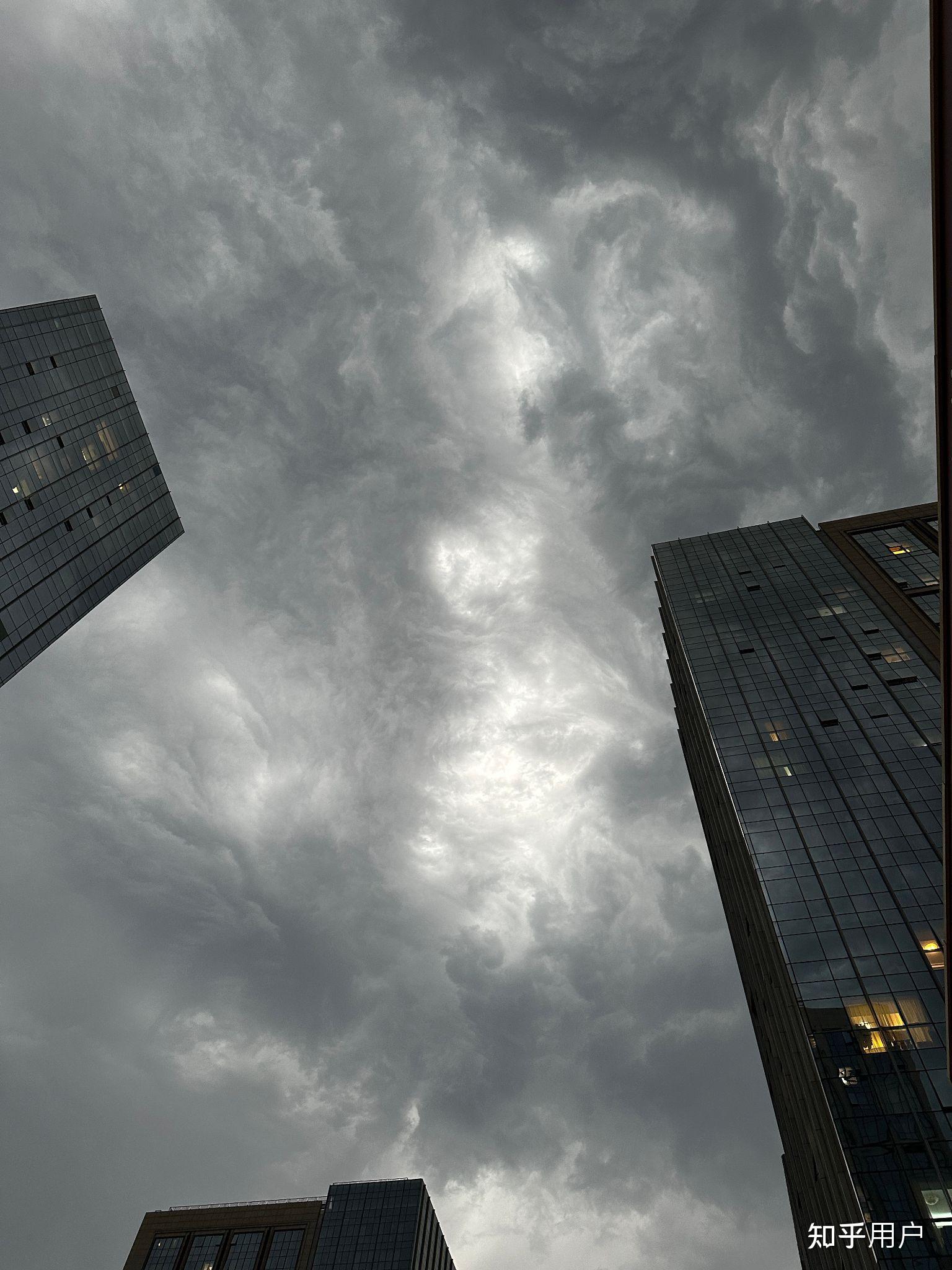 6 月 11 日晚北京多区下起大雨,部分地区出现冰雹,你回家的路途顺利吗