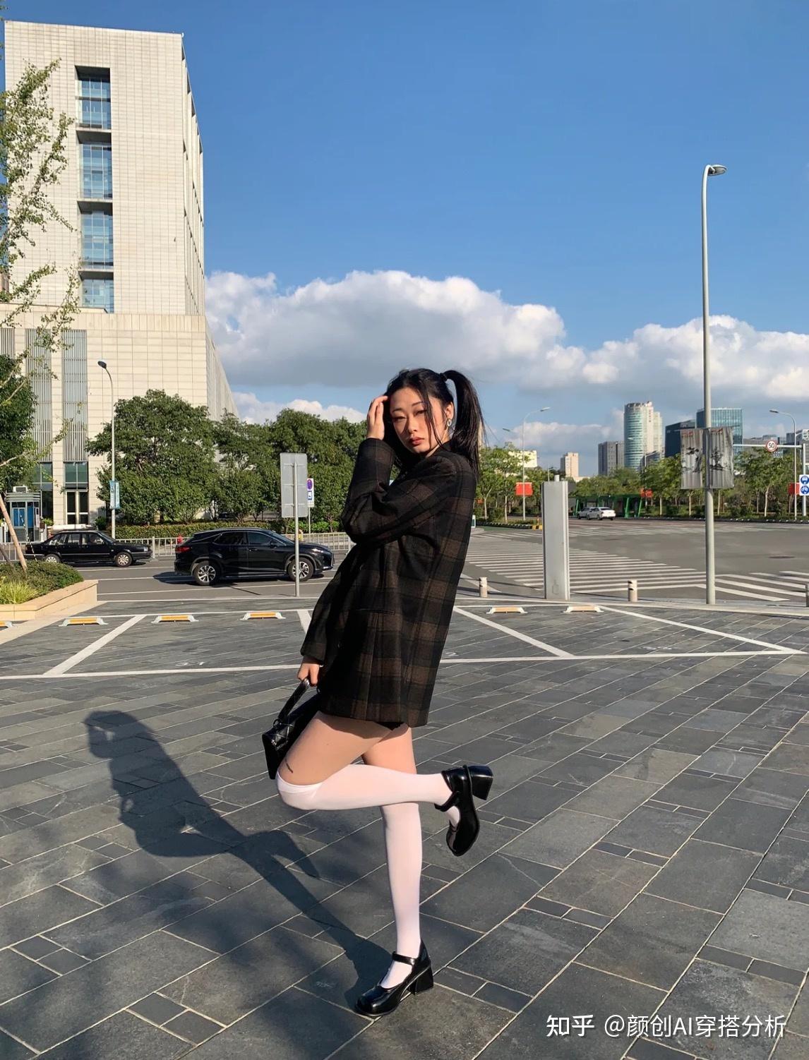 如何优雅地穿短裙过膝袜