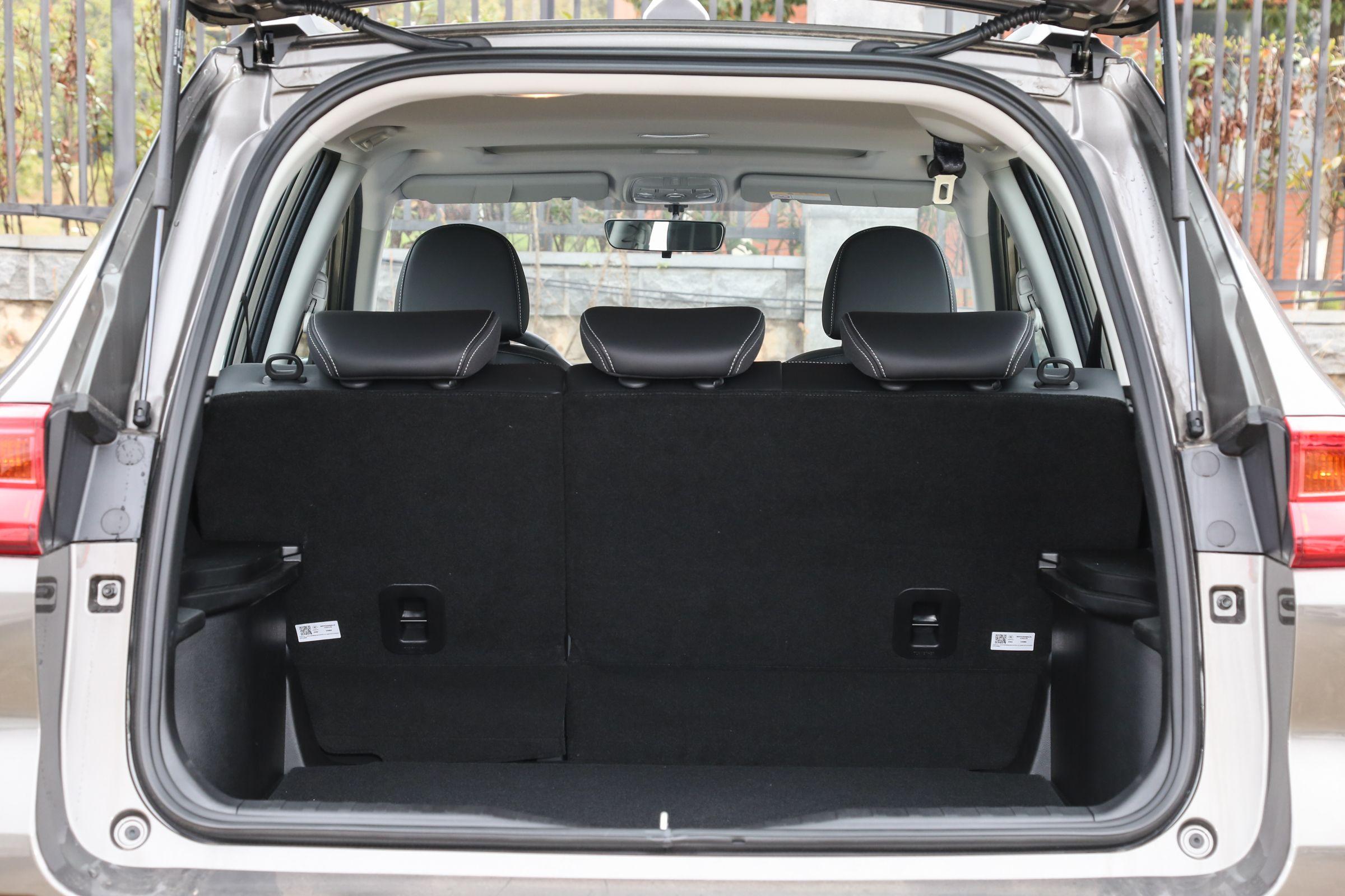 优于4664mm的紧凑级suv车身长度,使其后备箱容积达到了808l,同时支撑