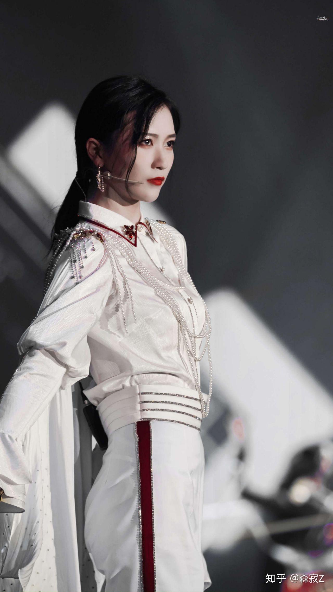 怎么评价吴哲晗在炙热的我们舞台上花园舞曲担当的男役